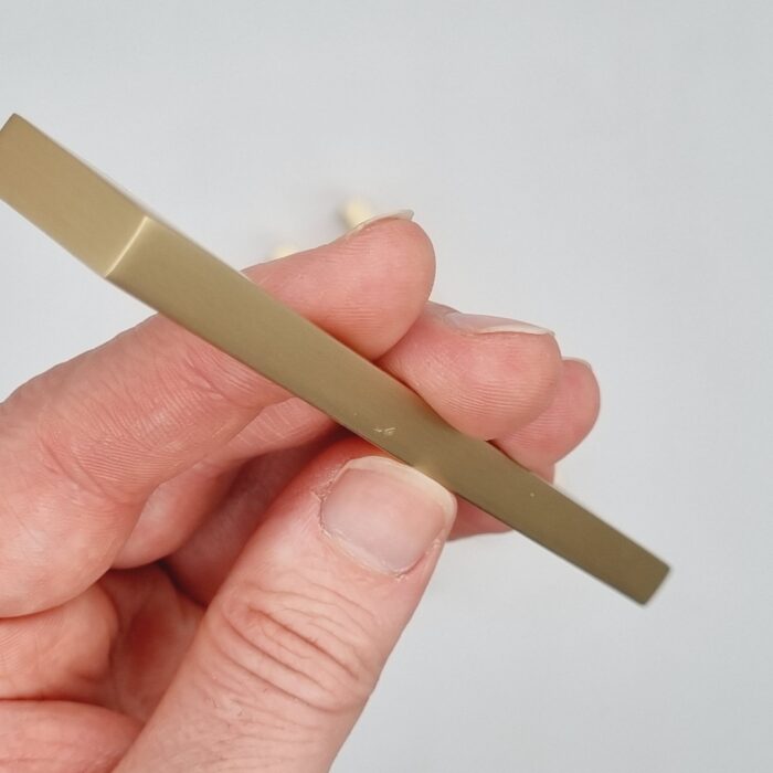 Slim Bar Handle [Elence] – Brushed Brass, CC = 96mm [SECONDS] - Image 2