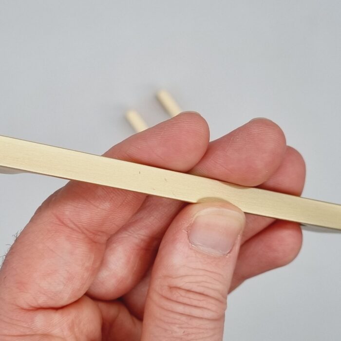 Slim Bar Handle [Elence] – Brushed Brass, CC = 96mm [SECONDS] - Image 3