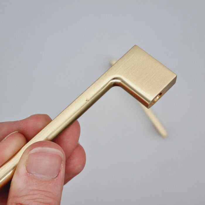 Slim Bar Handle [Elence] – Brushed Brass, CC = 96mm [SECONDS] - Image 4